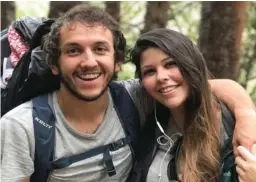  ?? FOTO: CORTESÍA DE LA FIEBRE DE VIAJAR. ?? María Fernanda Quirós y Alfonso ‘Pocho’ Villalobos fundaron ‘La Fiebre de Viajar’ en enero del 2018. En la foto, posan en el parque Prusia de Cartago.