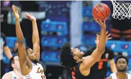 ?? JEFF ROBERSON AP ?? Oregon State’s Ethan Thompson drives past Loyola Chicago’s Marquise Kennedy.