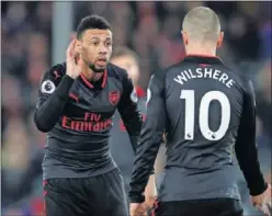  ??  ?? DESEADO. Coquelin con Wilshere.