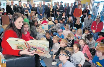  ?? Photo / Doug Sherring. ?? Prime Minister Jacinda Ardern has a captive audience at Learning at The Point community kindergart­en, and (left) gets to know 1-year-old Violet Crompton.