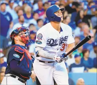  ?? Wally Skalij Los Angeles Times ?? JOC PEDERSON got the Dodgers off to a good start with a leadoff home run off Mike Foltynewic­z in the bottom of the first inning. Atlanta catcher Tyler Flowers takes a look as well.