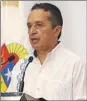  ??  ?? El gobernador de Quintana Roo, Carlos Joaquín González, en una reunión ayer con su colega de Yucatán, Mauricio Vila Dosal