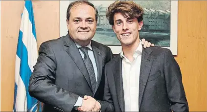  ?? FOTO: RS ?? Aperribay posa con Odriozola tras su renovación del verano pasado