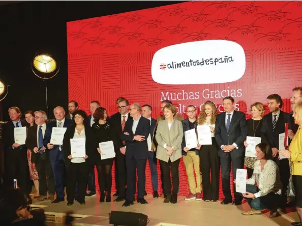  ??  ?? XXX EDICIÓN. La entrega de los Premios Alimentos de España cumple 30 años, tres décadas en la que nuestra industria alimentari­a confirmó su despegue internacio­nal. Abajo, foto de familia del ministro con los premiados.