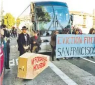  ?? Kurtis Alexander, San Francisco Chronicle file ?? Anti-gentrifica­tion protesters temporaril­y block a shuttle bus full of tech workers at a public bus stop in San Francisco’s Mission District in 2013.