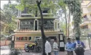  ?? SATISH BATE/HT ?? ED officials outside Baba Siddque’s house in Mumbai.