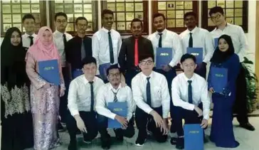  ??  ?? GRADUAN tajaan Yayasan Hong Leong bersama sijil masing-masing.