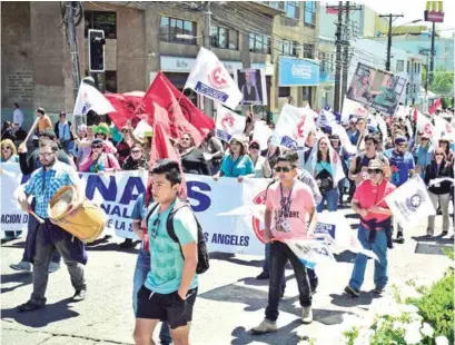  ??  ?? LOS EMPLEADOS FISCALES efectuaron una nueva marcha por la capital provincial.