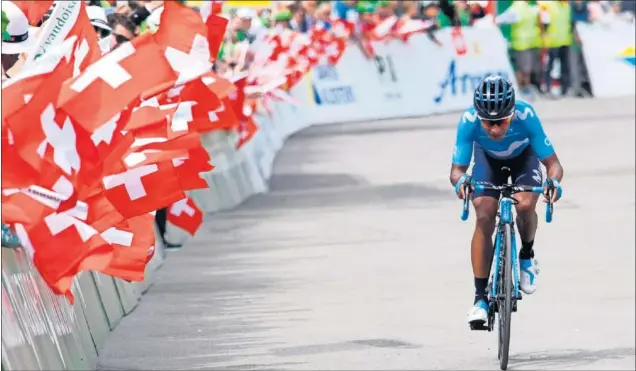  ??  ?? EN SOLITARIO. Nairo Quintana encara la recta de meta tras su escapada en Arosa. El colombiano demostró su gran estado de forma a tres semanas del Tour.