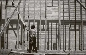  ?? Staff file photo ?? An immigrant constructi­on worker, who declined to give his name but moved here from Mexico, helps build a house in February 2017 off West 23rd Street.