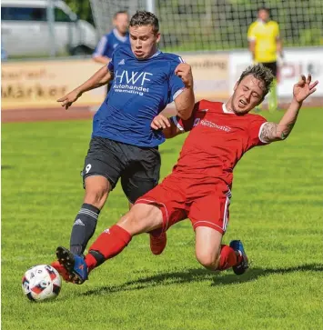  ??  ?? Die gegen den Abstieg spielenden Gundelshei­mer (in Rot) nahmen einen wichtigen Punkt aus Wemding mit. Den Gastgebern pas sierten zwei dicke Abwehrpatz­er.