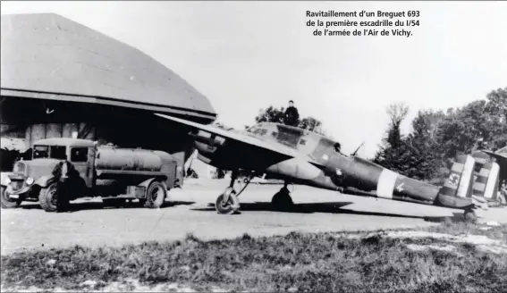  ?? DR ?? Ravitaille­ment d’un Breguet 693 de la première escadrille du I/54 de l’armée de l’Air de Vichy.