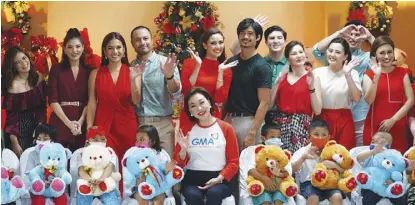  ??  ?? GMA stars and Mel Tiangco (center) with the beneficiar­ies of the GMA Kapuso Foundation