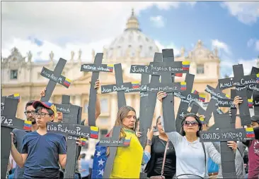  ?? CEDOC PERFIL ?? PLEGARIA. Venezolano­s rezaron semanas atrás en la Plaza de San Pedro por las víctimas fatales.