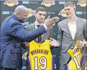  ?? Christina House Los Angeles Times ?? MAGIC JOHNSON welcomes new draft picks Svi Mykhailiuk and Moe Wagner to the Lakers.