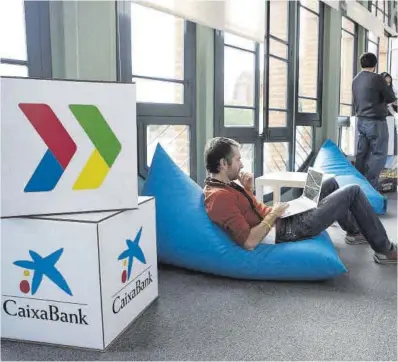  ?? Joan Cortadella­s ?? Un home consulta el seu ordinador en un esdevenime­nt organitzat per Google i CaixaBank el 2014 a Barcelona.