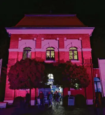  ?? Foto: LEW, Michael Hochgemuth ?? Das historisch­e Wasserkraf­twerk Langweid präsentier­te sich bei der Langen Nacht im Lechmuseum bunt angestrahl­t den Besuchern. Es wird jetzt zehn Jahre alt.