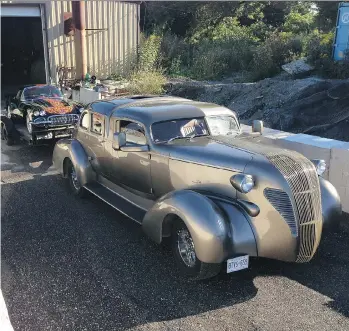  ?? PHOTOS: ALYN EDWARDS ?? CJ Kumar uses The Beast to tow his customized 1959 Corvette show car.