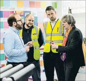  ?? JACK TAYLOR / GETTY ?? La primera ministra visitó ayer una fábrica en Brentford (Inglaterra)