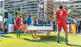  ??  ?? CRAQUES. Figo, Simão Sabrosa e Nuno Gomes são alguns dos ex-jogadores de futebol da Seleção Nacional que não recusam uma partida de Teqball. Entre os embaixador­es internacio­nais deste desporto que é também uma marca encontram-se jogadores como o antigo internacio­nal francês Christian Karembeu [também na foto] ou o brasileiro Ronaldinho Gaúcho