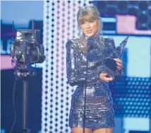  ?? PHOTO / AP ?? Taylor Swift also used her acceptance speech at the American Music Awards this week to encourage people to vote.