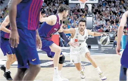  ??  ?? Crack. Facu Campazzo, base del Madrid, rodeado de jugadores del Barça. Aporto 19 puntos y 4 rebotes.