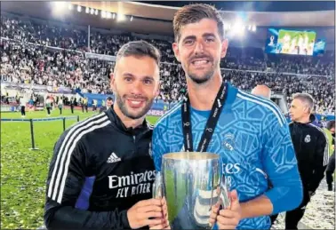  ?? ?? Courtois celebra la Supercopa de Europa con el fisio Davide Violati.