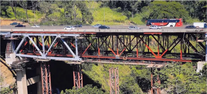  ?? RAFAEL PACHECO ?? Las críticas de las agencias calificado­res pueden dificultar el acceso al financiami­ento de proyectos de infraestru­ctura. En la imagen, el puente de la “platina”.