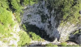  ?? [ APA/LPD Kärnten ] ?? Mehr als 80 Meter stürzte ein teil einer abgestorbe­nen tanne in die tiefe.