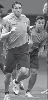  ?? NG HAN GUAN/AP ?? MODAL SEJARAH: Gelandang Lazio asal Argentina Lucas Biglia menjalani latihan bersama rekan setimnya di Shanghai Stadium, Shanghai, Tiongkok, (7/8).
leg
playoff