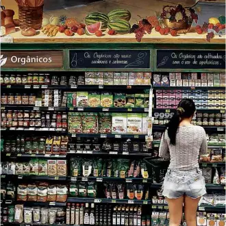  ?? Moacyr Lopes Junior - 23.jul.15/Folhapress ?? Consumidor­a em supermerca­do em SP; número de lojas no país cresceu 0,5% em 2016