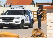  ?? Mercedes Cordero / Midland Reporter-Telegram ?? A DHS officer blocks an entrance to a holding facility for young migrants in Midland, Texas.