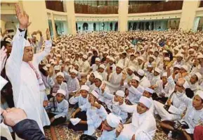  ?? PIC BY MOHAMAD SHAHRIL BADRI SAALI ?? Deputy Prime Minister Datuk Seri Dr Ahmad Zahid Hamidi addressing the ‘huffaz’ assembly at the Federal Territory Mosque in Kuala Lumpur yesterday.