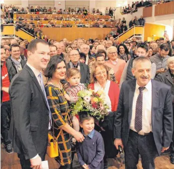  ?? FOTO: WOLFGANG HEYER ?? Eindeutige­s Wahlergebn­is: Der neue Bad Waldseer Bürgermeis­ter Matthias Henne (links) und seine Familie wurden im Januar in der Stadthalle gefeiert. Das Ergebnis verkündete Roland Weinschenk