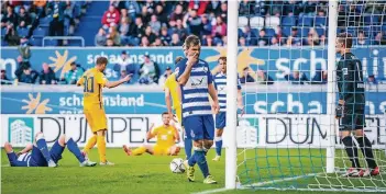  ?? FOTO: FABIAN STRAUCH ?? Eine offene Rechnung: Vor zwei Jahren siegte Eintracht Braunschwe­ig an der Wedau 5:0. Rechts: der heutige MSV-Kapitän Kevin Wolze.