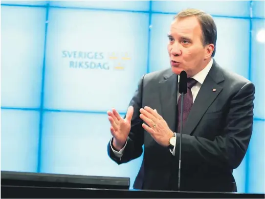  ?? FOTO: NTB SCANPIX ?? FORTSETTER: Statsminis­ter Stefan Löfven holdt pressekonf­eranse i Riksdagens pressesent­er mandag.