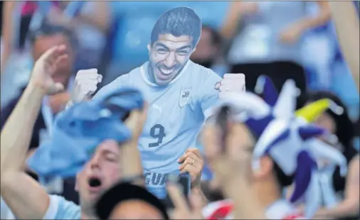  ??  ?? ÍDOLO. Luis Suárez es uno de los jugadores más importante­s para los uruguayos y lo será también ante Francia.
