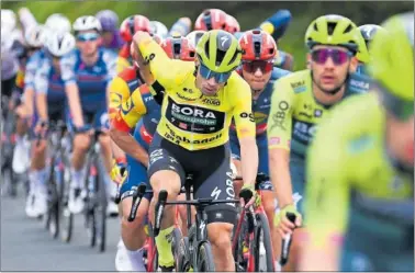  ?? ?? Primoz Roglic, ciclista del Bora, durante la etapa de ayer en la que sufrió una fuerte caída.