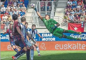  ?? FOTO: A.SISTIAGA ?? Rulli hizo una estética estirada para despejar este balón, pero lo dejó muerto