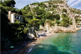  ??  ?? Stigen ner till Eze Beach liknar ett tropiskt badparadis, och nere vid havet rullar små vågor in över de småstenar som bildar stranden.