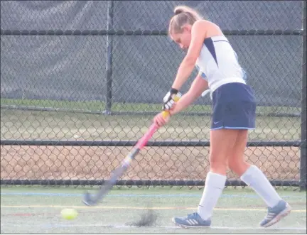  ?? ED MORLOCK/MEDIANEWS GROUP ?? North Penn’s Erin O’Donnell inserts a penalty corner against CB West on Monday night.