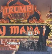  ?? MIKE DERER, AP ?? Donald Trump’s Atlantic City casino had troubles in the 1990s, when the Treasury Department fined it for not reporting gamblers who cashed out more than $ 10,000 in a day.