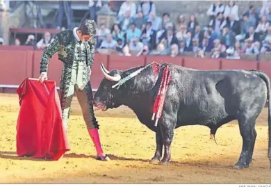  ?? JOSÉ ÁNGEL GARCÍA ?? Perera, metido entre los pitones, con el primero de su gran tarde.