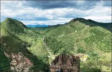  ?? LIU HUITING / FOR CHINA DAILY ?? Right: The Great Wall’s Simatai section in Beijing’s Miyun district is a hot spot for tourists.