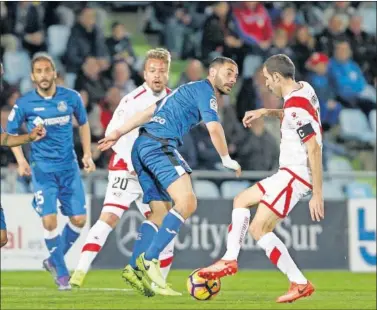  ??  ?? CRUCE DE CAPITANES. Lacen y Trashorras en un momento del partido de ayer.