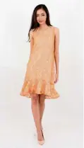  ??  ?? Opt for the lace dress in gold for a comfortabl­e yet elegant look.