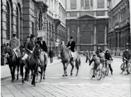  ??  ?? 1973 I blocchi del traffico negli anni ‘70 non erano legati allo smog, ma alla necessità del risparmio energetico