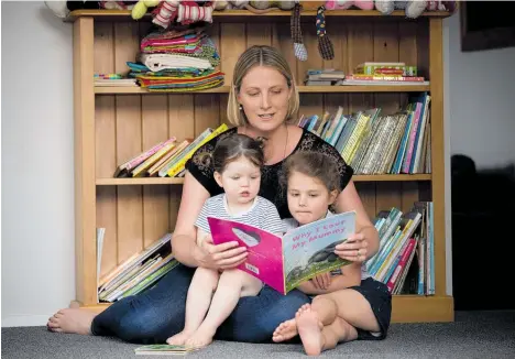  ?? Photo / Dean Purcell ?? Tessa McGregor reads to Hannah, 2, and Alexis, 4.