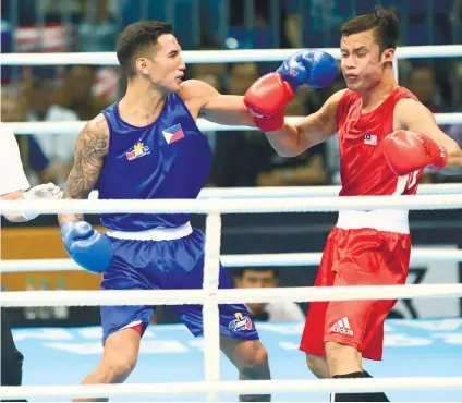  ?? PSC FOTO ?? WITH A BANG. John Marvin finishes off his Malaysian opponent for the gold medal. This FilipinoBr­it is a Lance Corporal in the British Army but says he is proud to represent the PHL in the biennial meet.