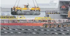  ?? FOTO: STEFAN SAUER/DPA ?? Rohre für die Ostsee-Gaspipelin­e Nord Stream 2 werden auf dem Gelände des Hafen Mukran auf ein Schiff verladen.